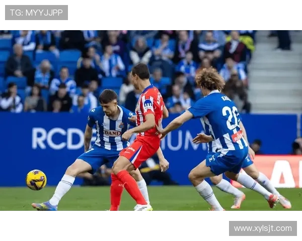 巴萨战赫罗纳莱万领衔出征阵容